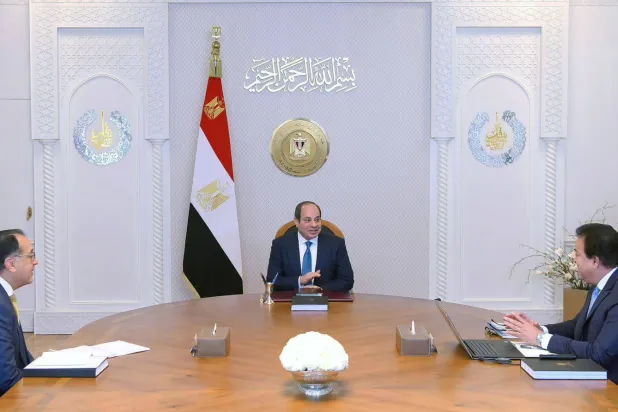 السيسي خلال اجتماع مع رئيس حكومته ووزير الصحة والذي وجّه خلاله باستمرار الدعم الإنساني والصحي لأهالي غزة (الرئاسة المصرية)