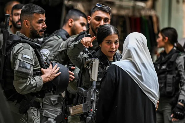 شرطية إسرائيلية تمنع فلسطينية من الصلاة في المسجد الأقصى الجمعة (أ.ف.ب)