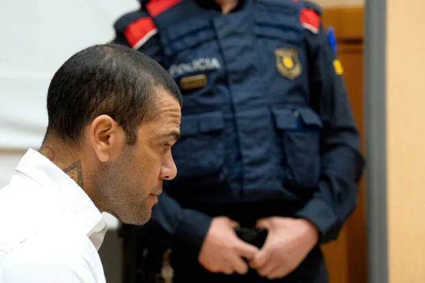 داني ألفيس لحظة مثوله أمام المحكمة الإسبانية (رويترز)