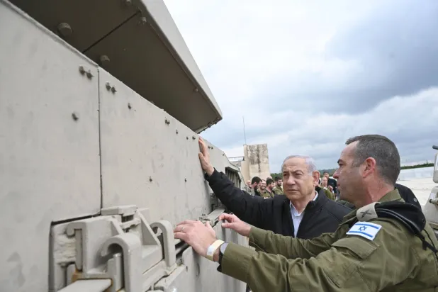 نتنياهو أمام مركبة مدرعة خلال زيارة «الكتيبة 8104» من «اللواء 179» في اللطرون بالقدس (د.ب.أ)