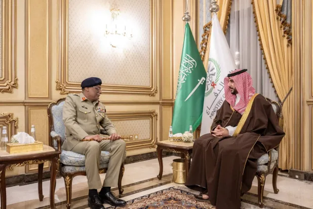 Prens Halid bin Selman, Korgeneral Saher Şemsad ile Riyad’daki ofisinde görüşme esnasında (SPA)