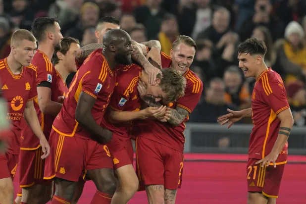 لاعبو روما يحتفلون بعد فوزهم على كالياري (د.ب.أ)