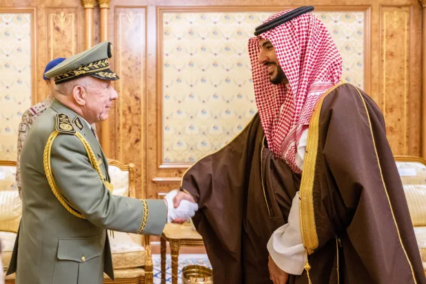 سعودی وزیر دفاع شہزادہ خالد الجزائر کے آرمی چیف آف اسٹاف کا خیرمقدم کرتے ہوئے (واس)