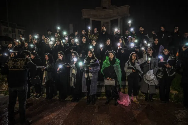 «جوقة أوركسترا أكاديمية هاتاي السيمفونية» تقدم حفلاً موسيقياً لضحايا الزلزال في أنطاكيا مقاطعة هاتاي (أ.ف.ب)