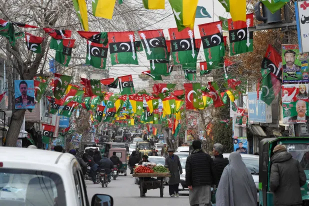 الصورة الملتقَطة السبت تُظهر شارعاً مزيناً بأعلام الأحزاب السياسية قبل الانتخابات الوطنية الباكستانية في كويتا (أ.ف.ب)