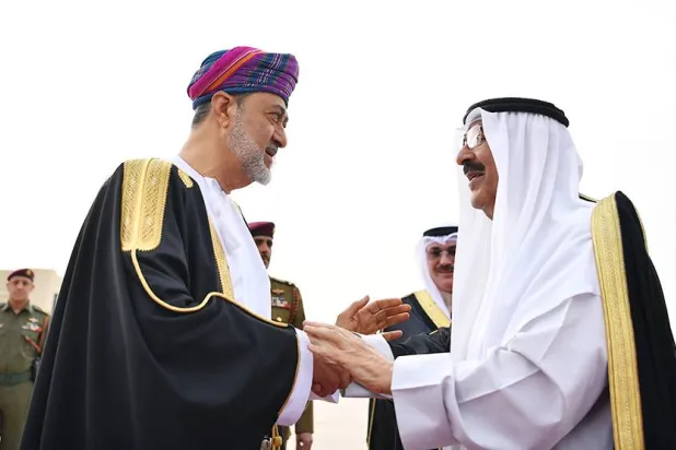 جانب من مراسم استقبال السلطان هيثم بن طارق سُلطان عمان لأمير الكويت الشيخ مشعل الأحمد الجابر الصباح (كونا)
