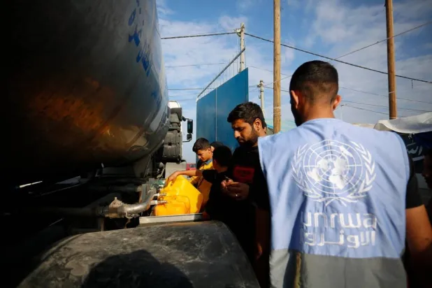 Gazze’deki bir kampta yerinden edilenlere yardım sağlayan UNRWA çalışanları (X platformundaki UNRWA hesabı)
