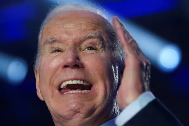 بايدن يلقي كلمة في لاس فيغاس الأحد الماضي (رويترز)