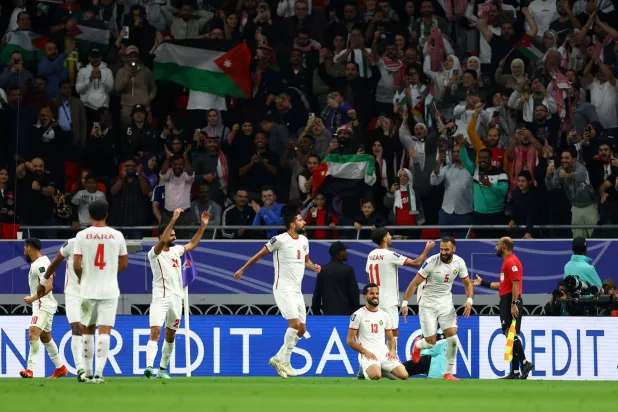 احتفالات لاعبي الأردن بعد الهدف الثاني (رويترز)
