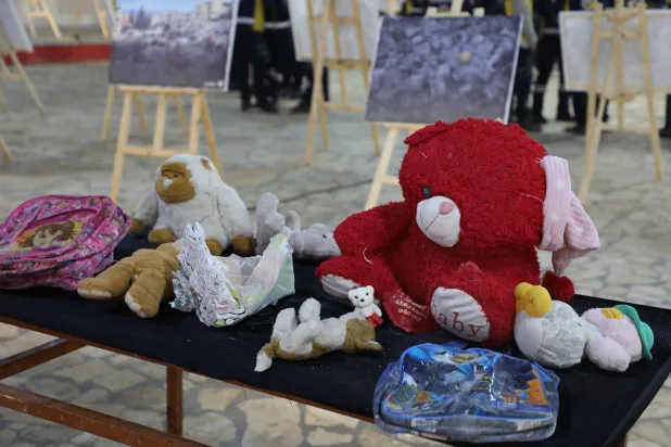 ألعاب ومقتنيات لضحايا الزلزال عرضت ضمن معرض إحياء ذكرى الزلزال في جنديرس (الشرق الأوسط)