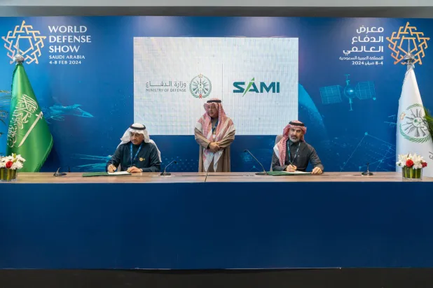 الدكتور خالد البياري يشهد توقيع أحد العقود ووكيل الوزارة للمشتريات والتسليح إبراهيم السويد ورئيس «سامي» للأنظمة الأرضية المهندس وليد أبو خالد (الشرق الأوسط)