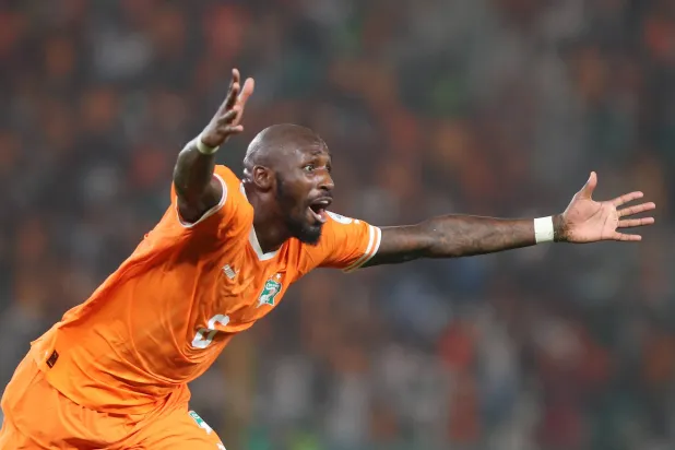 محترف النصر السعودي سيكو فوفانا خلال احتفاله بتأهل منتخبه ساحل العاج إلى الدور النصف نهائي لكأس الأمم الأفريقية (إ.ب.أ)