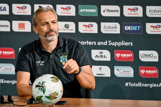 سيباستيان ديسابر مدرب منتخب الكونغو الديمقراطية خلال حديثه في المؤتمر الصحفي (أ.ف.ب)