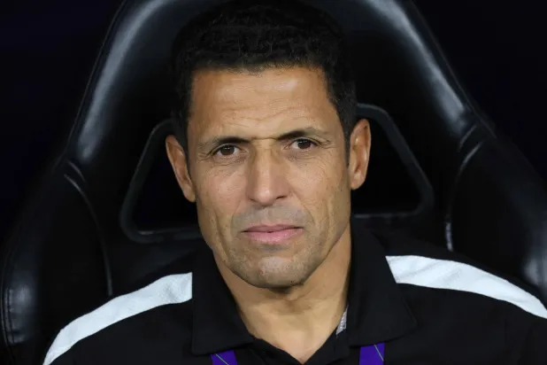 الحسين عموتة مدرب الأردن (أ.ف.ب)