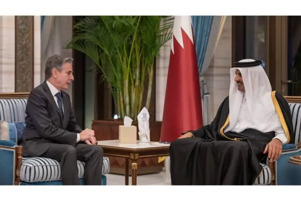 قطر کے امیر شیخ تمیم بن حمد آل ثانی کل شام امریکی وزیر خارجہ انتھونی بلنکن سے ملاقات کرتے ہوئے (قنا)