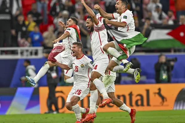 لاعبو منتخب الأردن يحتفلون ببلوغ نهائي «كأس آسيا» لأول مرة (إ.ب.أ)