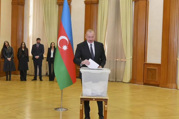 الرئيس الأذربيجاني إلهام علييف (يمين) وأفراد الأسرة يدلون بأصواتهم خلال الانتخابات الرئاسية الاستثنائية (إ.ب.أ)
