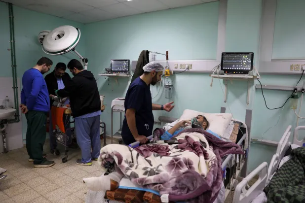 غزہ کے یورپی ہسپتال میں ملازمین اور آلات کی شدید قلت طبی ٹیموں کو مشکل فیصلے کرنے پر مجبور کر رہی ہے (روئٹرز)