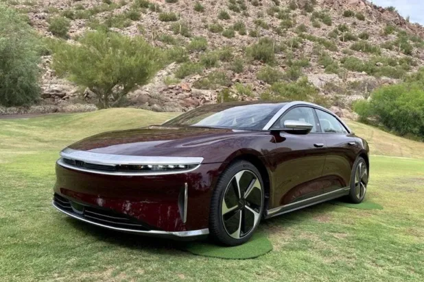 قطاع السيارات يعد واحداً من القطاعات الفرعية الـ12 للاستراتيجية الوطنية للصناعة (رويترز)