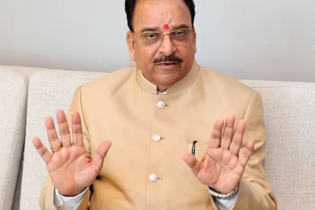 أجاي بهات وزير الدولة الهندي للدفاع متحدثاً إلى «الشرق الأوسط» في الرياض (تصوير: مشعل القدير)