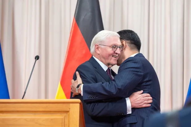 رئيس منغوليا أوخنا خوريلسوخ يستقبل الرئيس الألماني فرنك فالتر شتاينماير (إ.ب.أ)