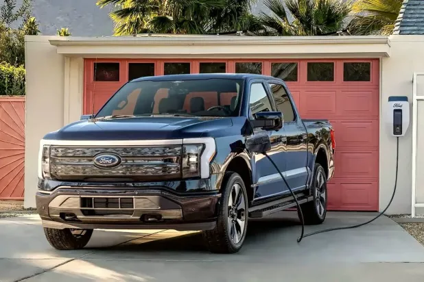 سيارة كهربائية تابعة لشركة «فورد» موصلة بكابل شحن (من شركة فورد)
