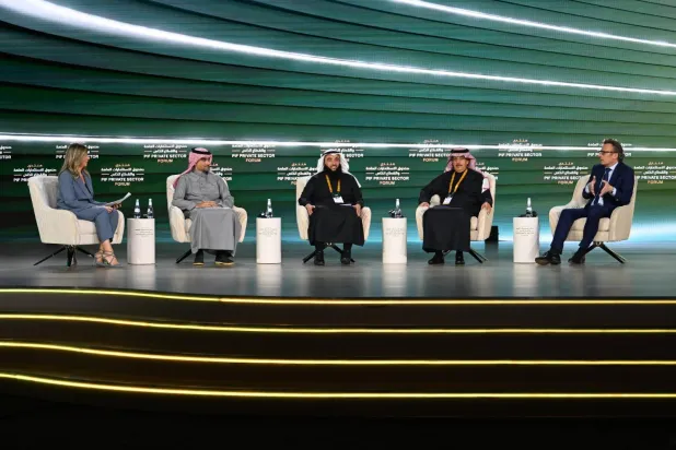 إحدى الجلسات الحوارية لليوم الثاني من منتدى صندوق الاستثمارات العامة والقطاع الخاص (الشرق الأوسط)