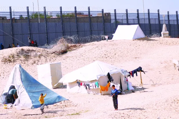 Gazze'nin güneyindeki Refah'ta yerinden edilmiş Filistinliler. (Reuters) Bu çerçevede Filistin Devlet Başkanı Mahmud Abbas, dün Ramallah'ta ABD Dışişleri Bakanı Anthony Blinken ile bir araya geldi. (EPA)