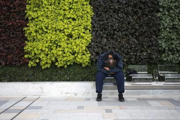 مفتاح خنق الأفكار المتطفلة والتعافي التام من يوم العمل المجهد لا يكمن في الراحة فقط (رويترز)