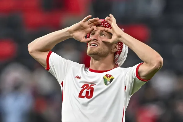 هكذا احتفل أنس حمّاد لاعب الأردن ببلوغ نهائي «كأس آسيا» (إ.ب.أ)