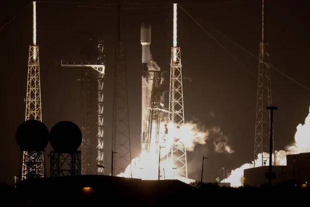 انطلاق صاروخ «سبيس إكس فالكون» مع المركبة الفضائية «بيس» التابعة لـ«ناسا» (رويترز)