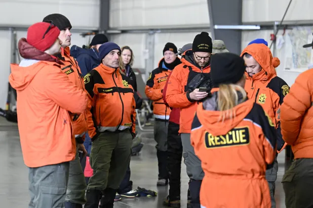 عناصر إنقاذ الأربعاء 7 فبراير 2024 في كيتشن كريك بكاليفورنيا بعد سقوط مروحيةر تابعة لمشاة البحرية الأميركية وفيها خمسة جنود (أ.ب)