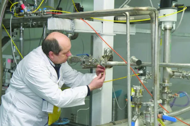 مفتش من الوكالة الدولية للطاقة الذرية يتفقد المحطة النووية في نطنز 20 يناير 2014 (أ.ف.ب)