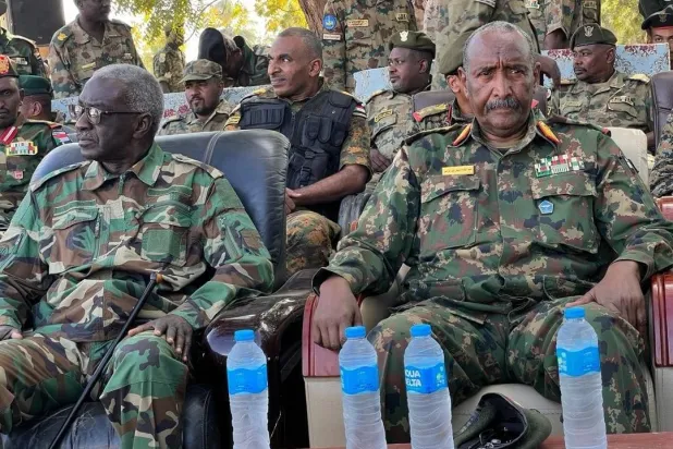 قائد الجيش السوداني عبد الفتاح البرهان خلال تفقد عدد من قواته مطلع يناير الماضي (إعلام مجلس السيادة الانتقالي)