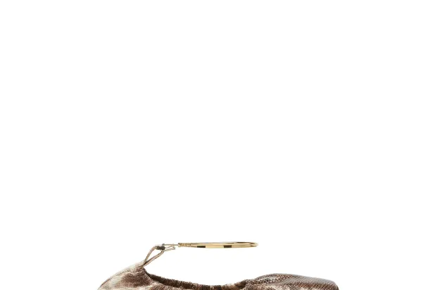 يتميز حذاء «فندي فيلو» بتصميم دائري حول أصابع القدم وما يشبه السوار المعدني حول الكاحل (فندي)