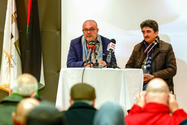 وزير الثقافة الفلسطيني عاطف أبو سيف (يسار) متحدثاً في مؤتمر صحافي بمدينة رام الله بالضفة الغربية في 6 فبراير 2024 بعد مغادرة غزة حيث كان عالقاً لمدة ثلاثة أشهر وسط المعارك المحتدمة بين إسرائيل و«حماس» (أ.ف.ب)