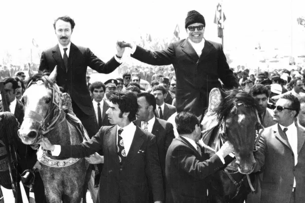 الرئيس التونسي الراحل الحبيب بورقيبة والرئيس الجزائري الراحل هواري بومدين خلال زيارة لقرية ساقية يوسف (صفحة مركز التوثيق التونسي على فيسبوك)