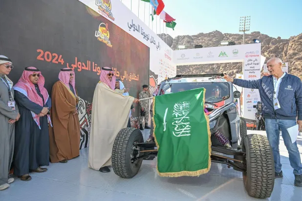 الأمير عبدالعزيز بن سعد بن عبدالعزيز أمير منطقة حائل يعطي شارة بدء انطلاق رالي حائل 2024 (الشرق الأوسط)