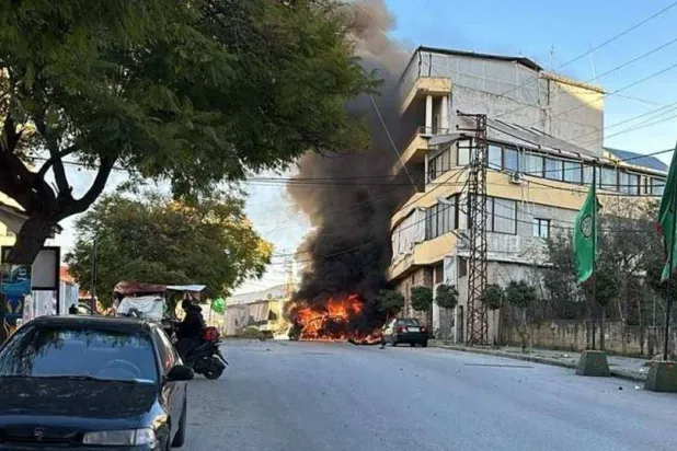 ایک کار کی تصویر جسے نبطیہ شہر میں اسرائیلی حملے میں نشانہ بنایا گیا