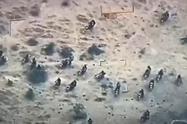 لقطة من التلفزيون الحكومي لبوركينا فاسو وهو يعرض صورًا لمجموعة إرهابية قبل قصفها والقضاء عليها (تلفزيون حكومي)