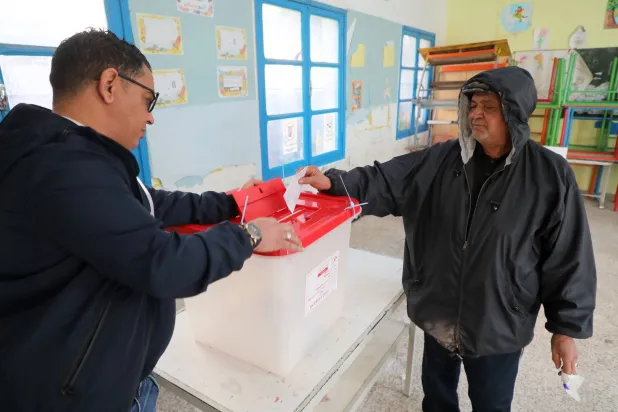 تونسي يدلي بصوته في الدور الثاني لانتخابات أعضاء المجالس المحلية (إ.ب.أ)