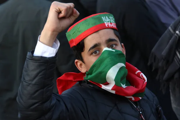 أحد الموالين لرئيس الوزراء السابق المسجون عمران خان خلال الانتخابات في باكستان (إ.ب.أ)