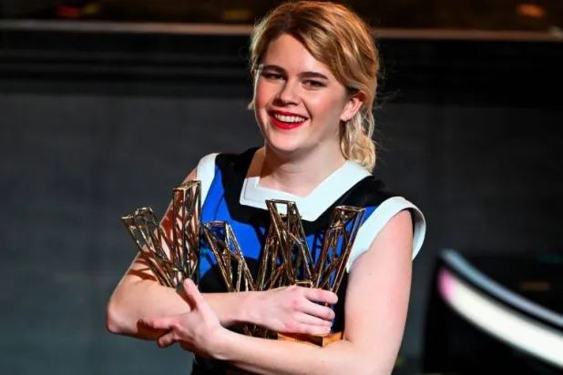 العزف علّمها تحويل دموعها إلى ألحان (أ.ف.ب)