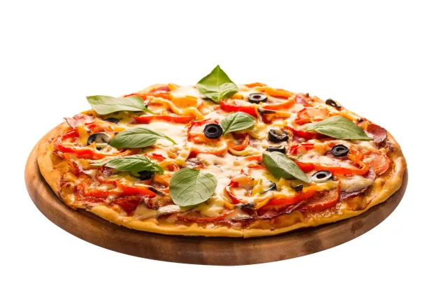 البيتزا في تورينو بإيطاليا في المقدمة (شاترستوك)