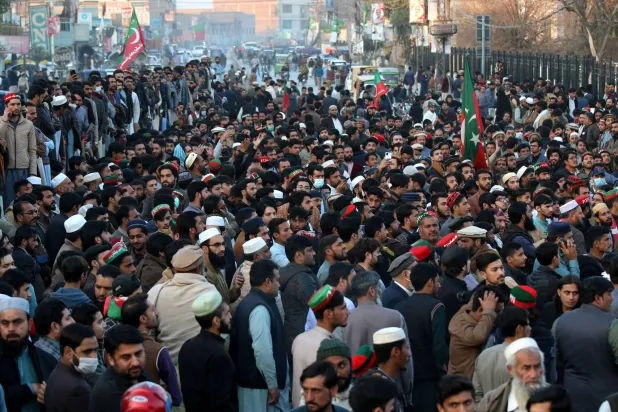 أنصار عمران خان يتظاهرون في بيشاور (إ.ب.أ)