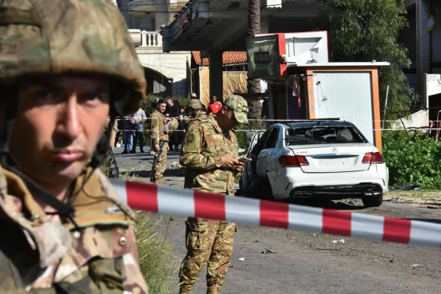 Lübnan ordusu askerleri, Lübnan'ın güneyindeki Cadra’da Filistinli yetkilinin aracının hedef alındığı bölgede güvenlik kordonu oluşturdu. (AFP)