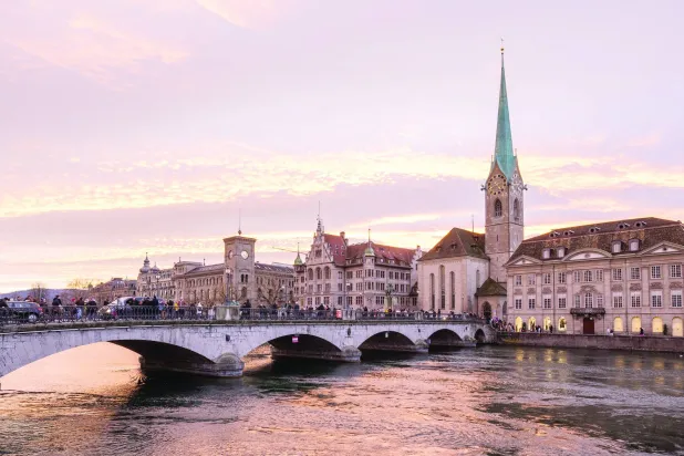 جارة النهر والمناظر الخلابة (كلارا توما)