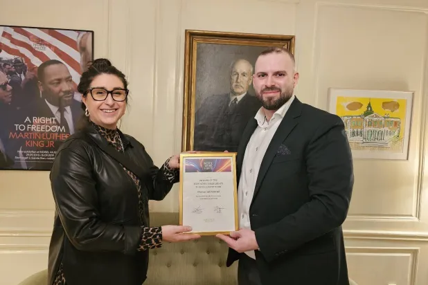 الفوز بالجائزة يُخبر قصة الإصرار على النجاح (حساب محمد أسعد الشخصي)