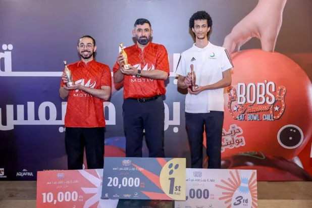 الفائزين بالمراكز الثلاثة الأولى خلال التتويج (الشرق الأوسط)