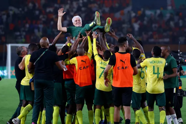 لاعبو جنوب أفريقيا يحتفلون بمدربهم عقب الحصول على المركز الثالث (رويترز)